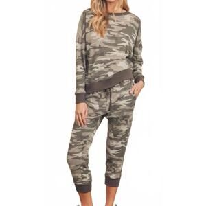 NEW BETWEEN THE LINES camo loungewear set in grey